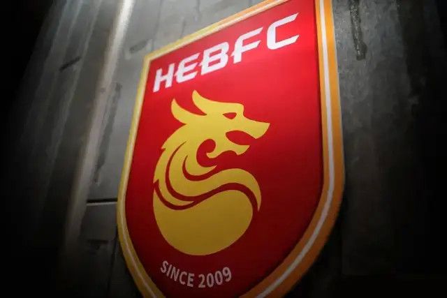 费可欣还没说话，一旁戴着口罩和墨镜的李亚林忽然开口：安崇丘。